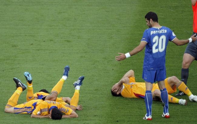 В Англии будут наказывать футболистов за симуляцию