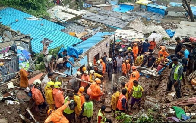 Сильные дожди привели к гибели 25 человек в Мумбаи