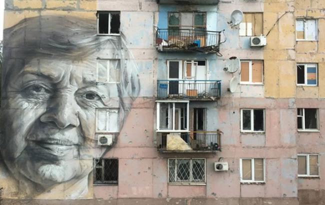В Авдеевке на разбитом снарядами доме нарисовали лицо учительницы украинской литературы