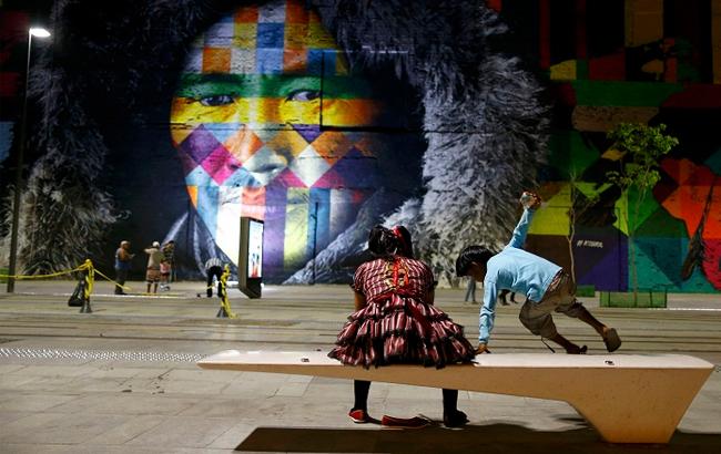Культурный жест: бразильский художник создал огромный мурал в Рио, посвятив его древним народам планеты