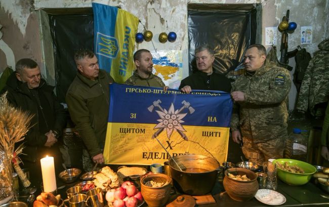 Порошенко поздравил с бойцами 10-й ОГШБр украинцев в сочельник