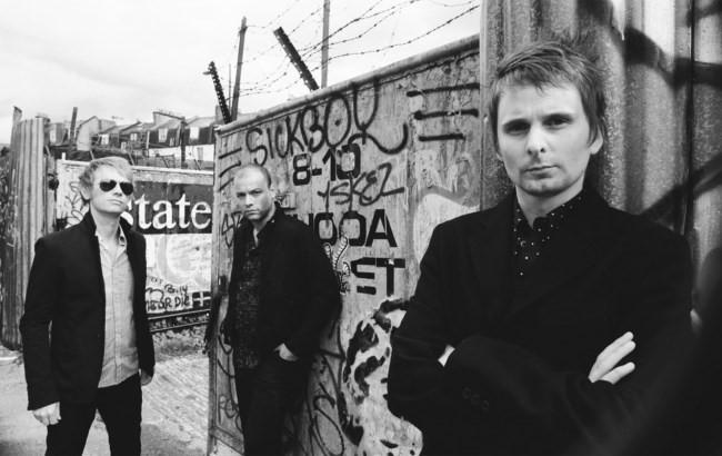 Рокеры Muse показали, как будет выглядеть революция в будущем