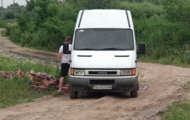 У Києві зелену зону перетворили на звалище сміття