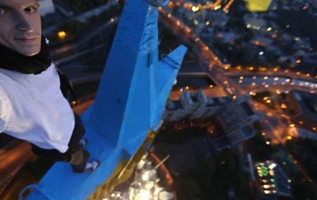 Руфер Мустанг разрисовывает высотку в Москве: видео
