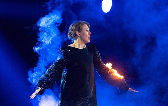 "Було страшно горіти": Собчак підпалили під час виступу Киркорова