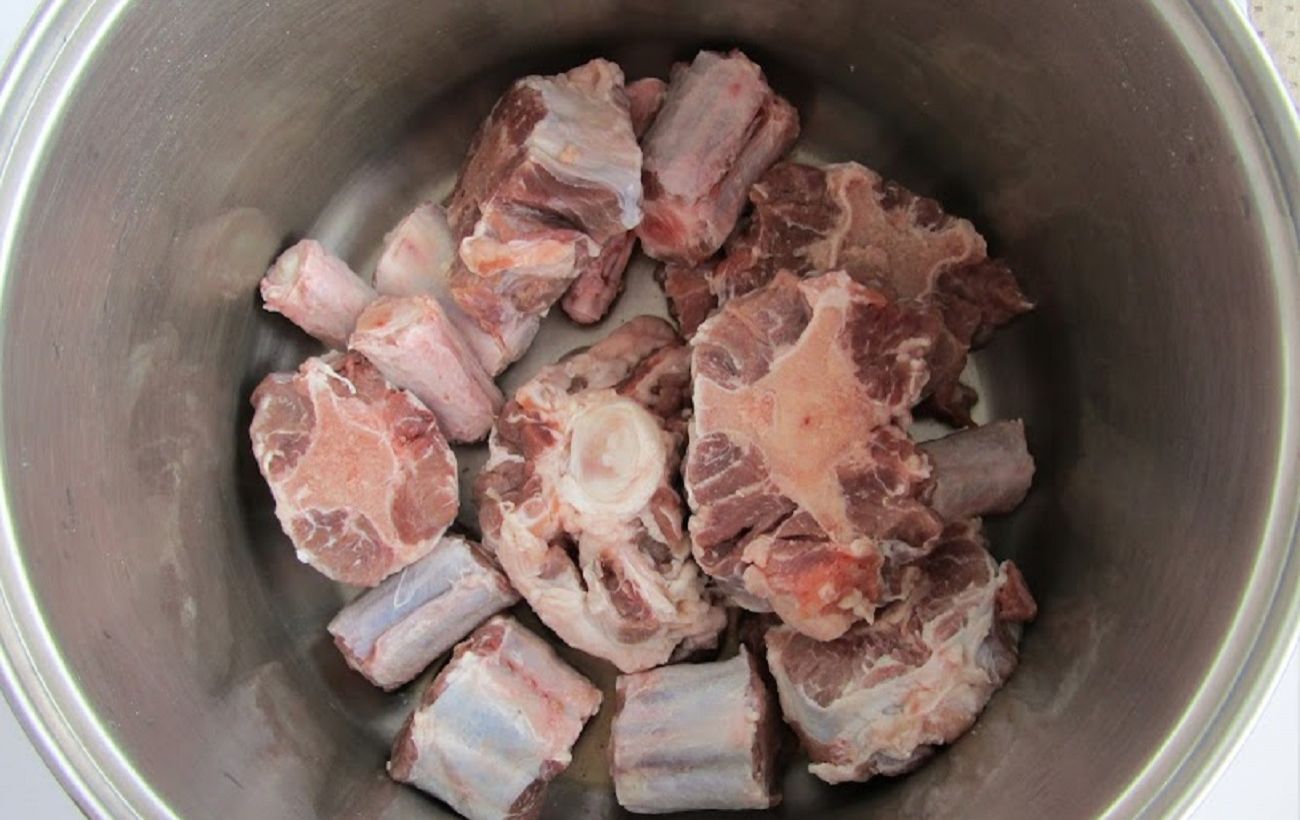 Чи потрібно мити м’ясо на бульйон і як зварити його ідеальним