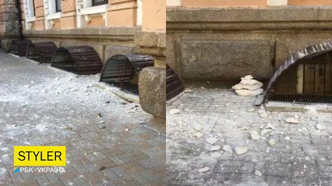 В Одессе на туриста обрушился кусок фасада дома: у мужчины рассечение головы (видео)