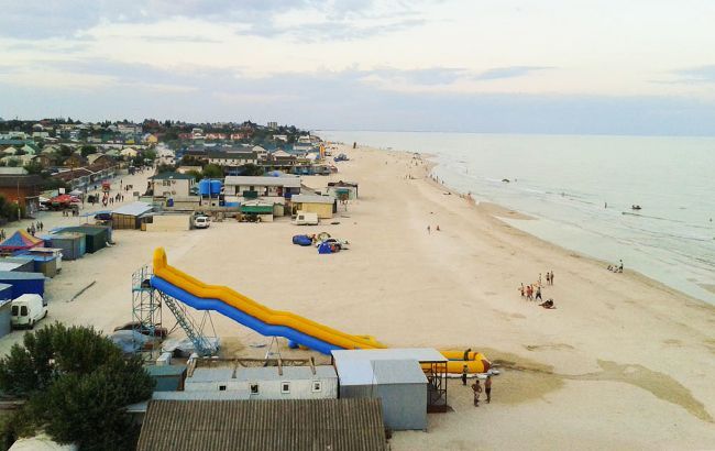 Осінь не злякала: на пляжах Кирилівки багато відпочиваючих (відео)