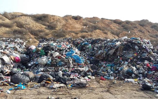 В Киевской области местные жители остановили попытку выгрузить фуры с львовским мусором