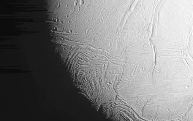 Зонд  Cassini начал передавать новые  снимки, сделанные над Энцеладом