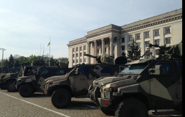 На Куликово поле в Одессе вывели силовиков и военную технику