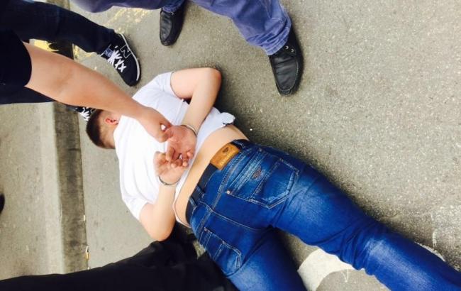 СБУ задержала полицейского, продававшего информацию о судимости и разрешения на оружие