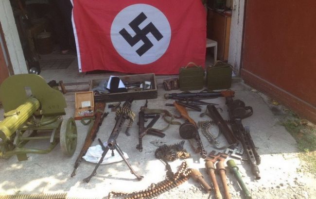 У Херсонській області СБУ виявила у росіянина арсенал зброї і свастику