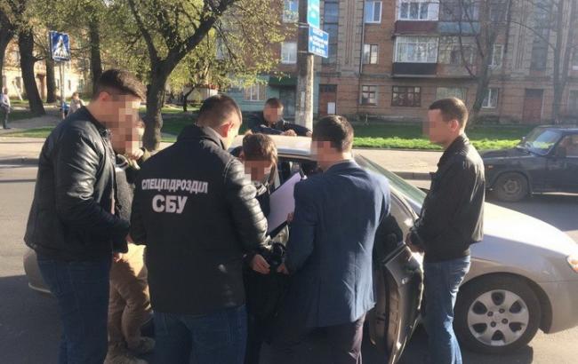 В Хмельницком задержали на взятке руководителя подразделения полиции и следователя управления