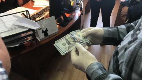 У Черкасах на хабарі затримали держвиконавця управління юстиції