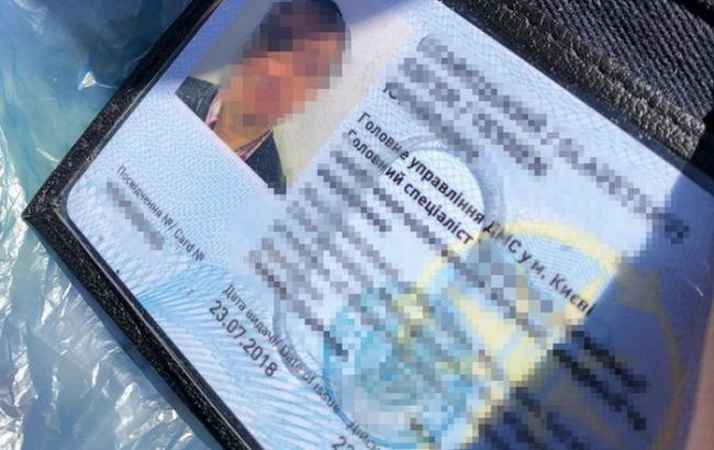 У Києві затримали на хабарі посадовця міграційної служби