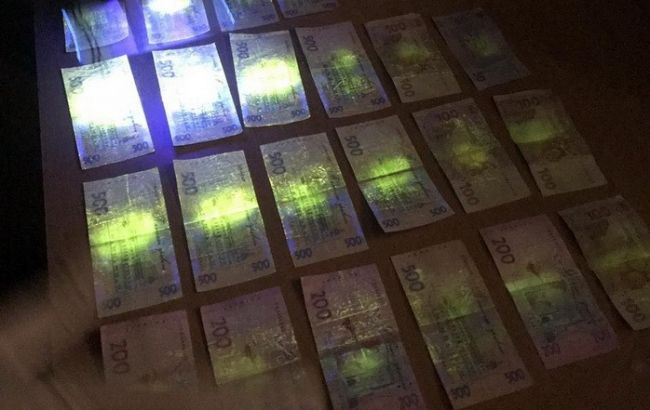 У Чернівецькій області викрила на хабарах посадовця міграційної служби