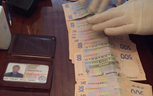 СБУ затримала на хабарі слідчого поліції в Харківській області