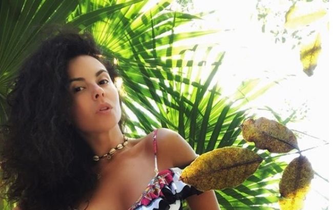 "Соковита-молочна": фанати Каменських розкритикували тропічну фотосесію співачки