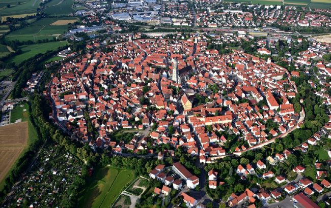 Із мільйонів діамантів. Середньовічне місто в Баварії, побудоване у центрі кратера