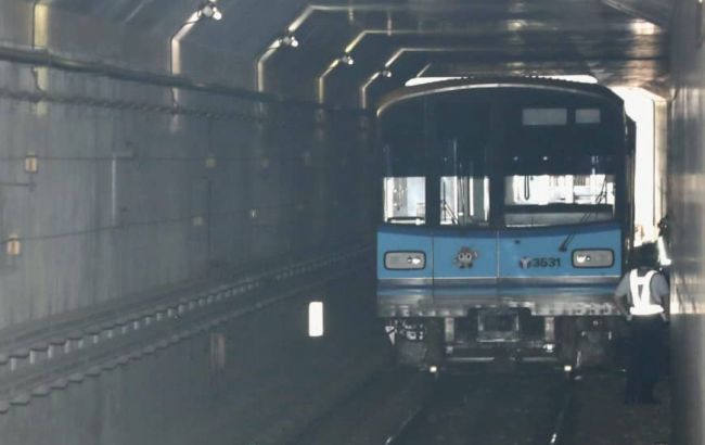 В Японии сошел с рельсов поезд метро с пассажирами