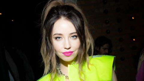 "Очень похожи": Надя Дорофеева восхитила фото стильной мамы с надувным дельфином