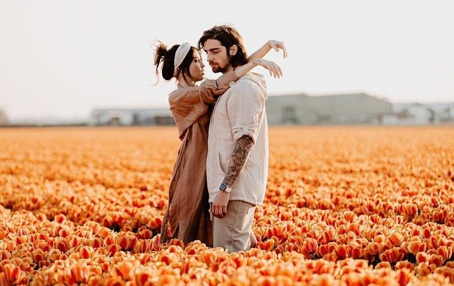 Хорошо, аж страшно: Дорофеева разоткровенничалась в поле тюльпанов