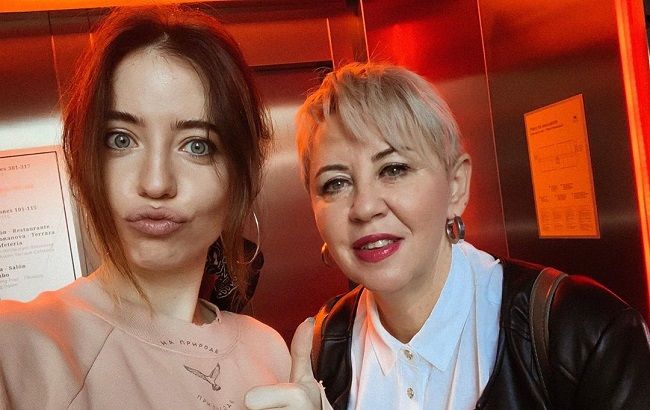 Стильные и счастливые: Надя Дорофеева восхитила прогулкой с мамой по Барселоне