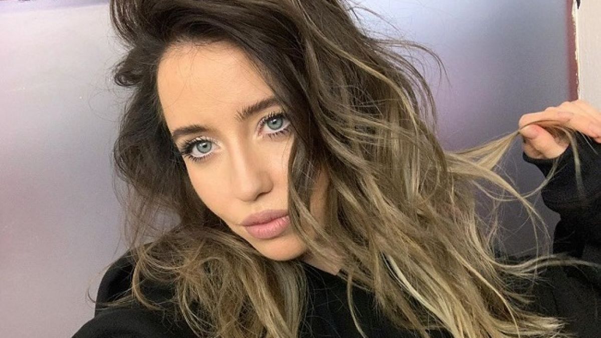 Надя Дорофеева в кокетливом топе на одно плечо покорила трендовым луком на весну-2020