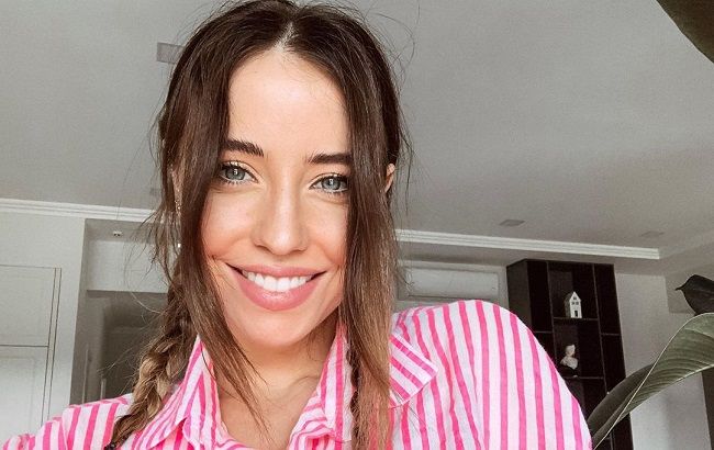 Запальничка: Надя Дорофєєва в короткому топі завела жарким танцем в гардеробній