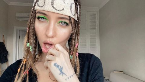 Надя Дорофеева в микро-шортах с леопардовым принтом показала соблазнительные изгибы