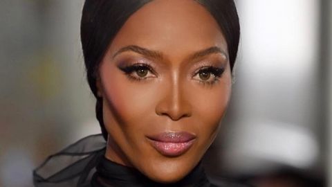 Черно-белый лебедь: 48-летняя Наоми Кэмпбелл поразила стильным образом на показе Valentino