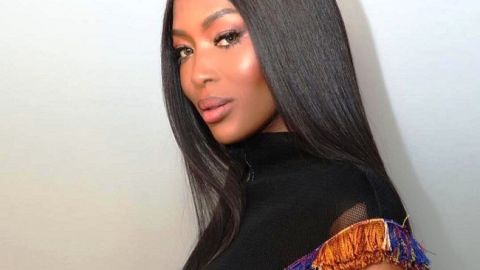 Просто и стильно: 49-летняя Наоми Кэмпбелл подчеркнула стройную фигуру ярким летним нарядом