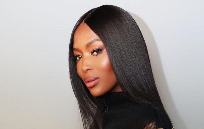 В дерзком мини и чулках: 48-летняя Наоми Кэмпбелл украсила обложку Vogue Japan