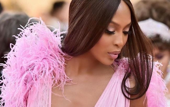 В кружеве и кроссовках: Наоми Кэмпбелл показала стильный наряд и роскошную фигуру