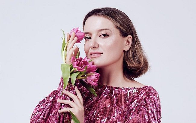 Такая роскошная: Наталья Могилевская прямо со сцены блеснула стройными ножками