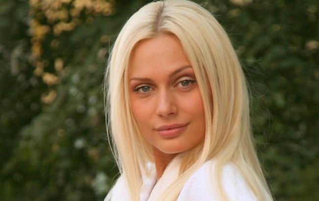 Звезда клипа "Ключи от рая" переборщила с разрезом платья