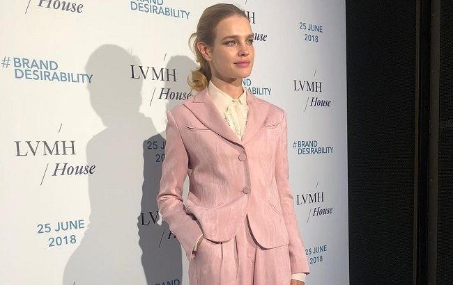 У "зефірному" костюмі та чорних кедах: Наталія Водянова похвалилася стрункою фігурою в незвичайному вбранні