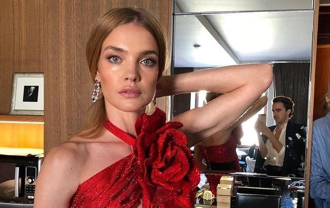 В красном мини со шлейфом: Наталья Водянова восхитила эффектным нарядом на благотворительном балу в Швейцарии