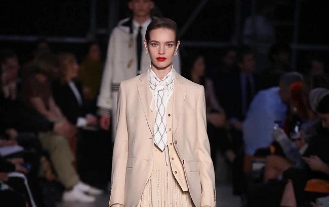 Британський шик: Наталія Водянова захопила елегантним вбранням і бездоганною фігурою на відкритті бутика Chopard