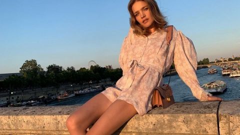 Немов підліток: 37-річна Наталія Водянова захопила стрункими ногами в міні-спідниці