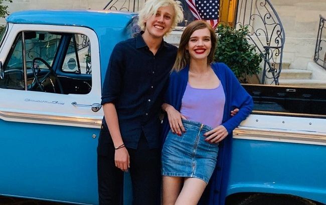 Немов школярка: Наталія Водянова демонструє фігуру в ефектному міні