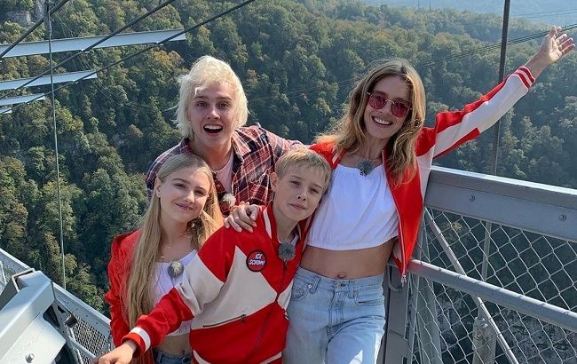 Счастливы вместе: Наталья Водянова показала редкие кадры с семейного отдыха с детьми