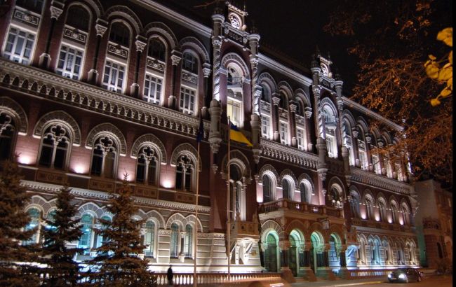 НБУ на 17 марта немного укрепил курс гривны до 26,84 за доллар