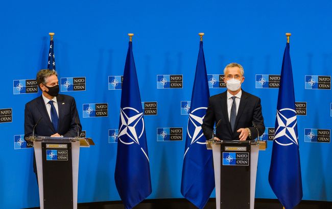 Столтенберг та Блінкен обговорили "незвичайну" військову активність Росії біля України