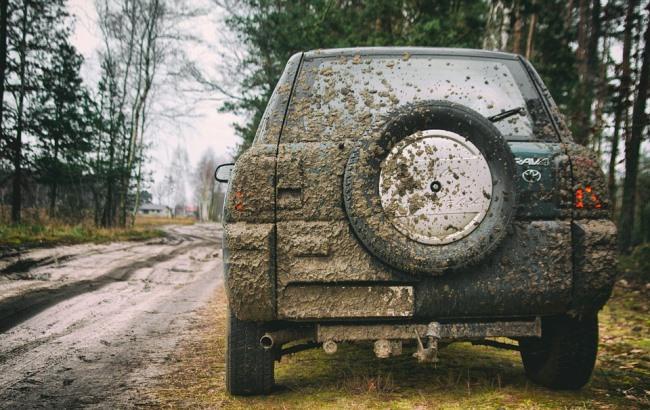 "Везде такая картина": в Киеве пожаловались на грязь от автомобилей (фото)