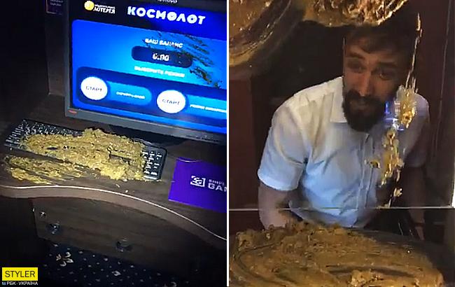 "Лечу людей от игромании": активисты измазали "целебной грязью" казино в Одессе