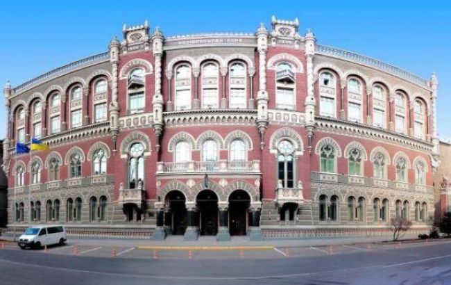 НБУ на 2 листопада послабив курс гривні до 22,99 грн/дол