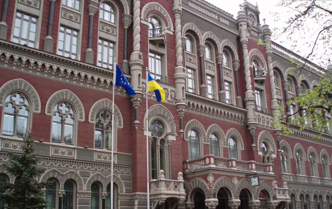 НБУ сегодня проведет аукцион по продаже 100 млн долларов для стабилизации курса гривны