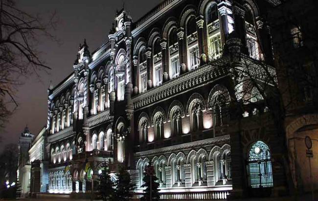 НБУ на 28 лютого послабив курс гривні до долара до 27,05